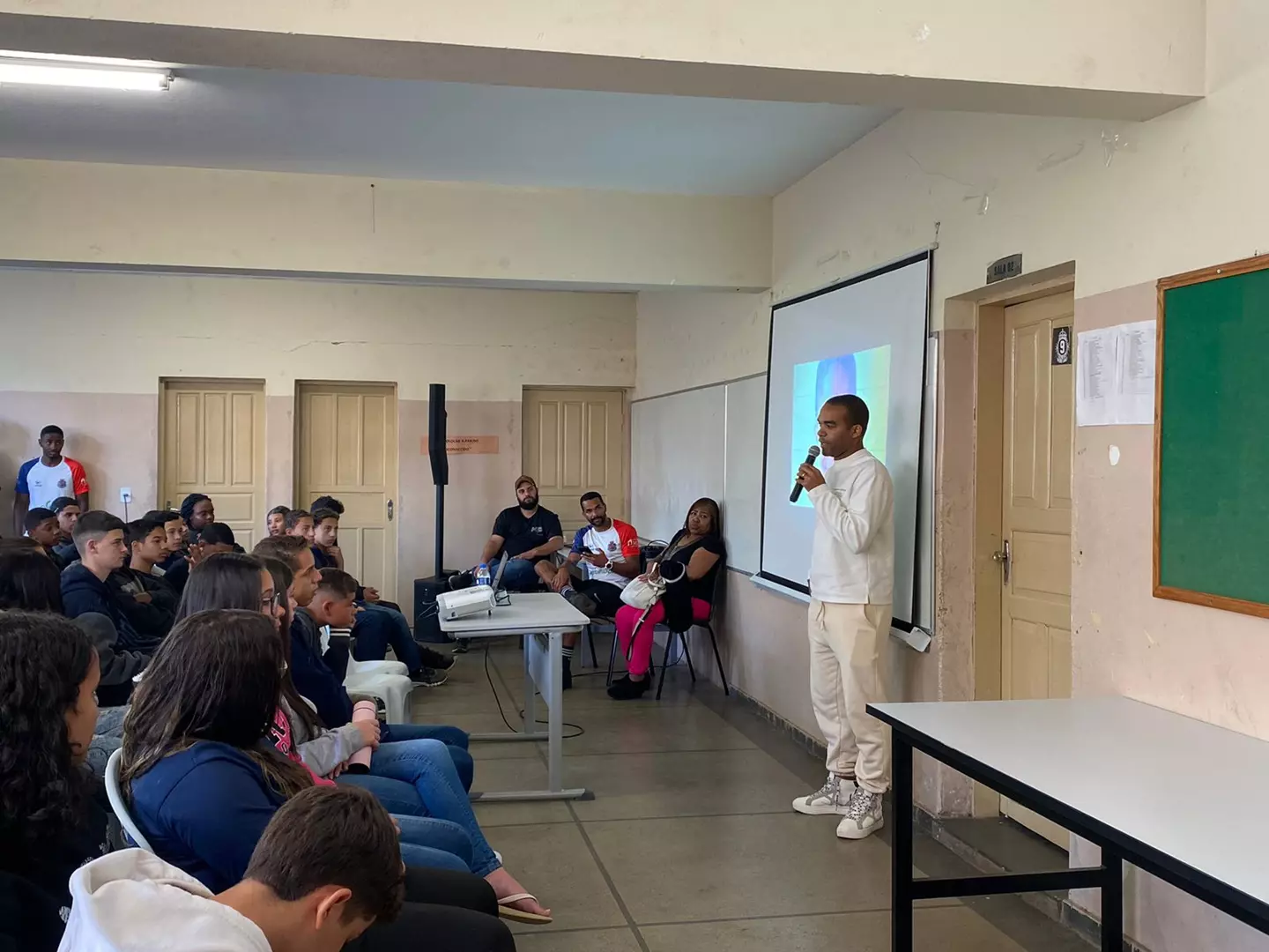 Jogador de futsal Léo Santana inspira alunos com palestra em Ewbank da Câmara